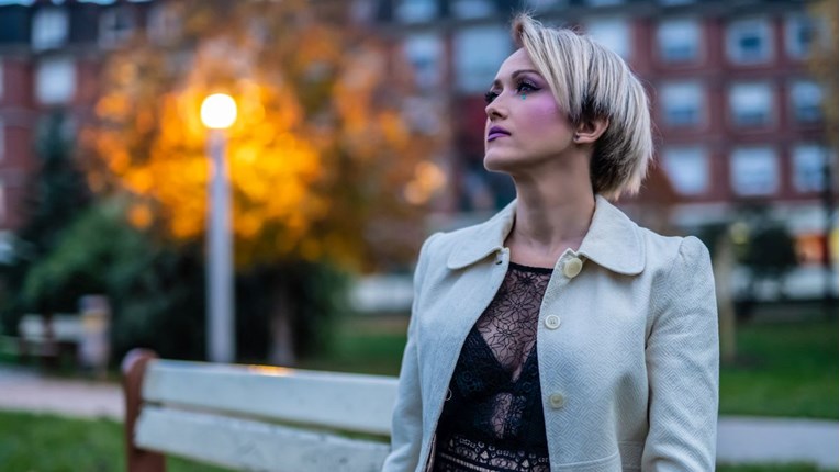 PREMIJERA Ivana Kindl evocira dašak 90-ih u emotivnoj baladi "Ostavljaš me samu"