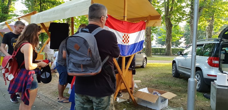Proslava u Glini uz ustaško znakovlje, vrhunac dana je Thompsonov koncert