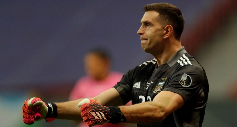 Obranio tri penala simulirajući seks. Pogledajte show golmana Argentine