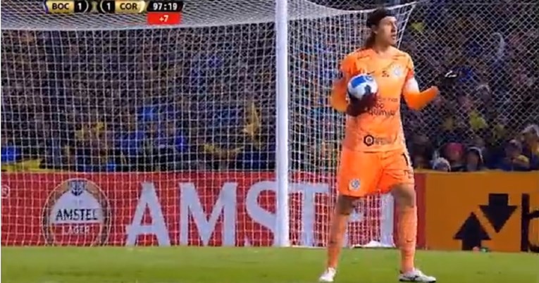 VIDEO Golman držao loptu u rukama 45 sekundi, sudac nije znao što da napravi