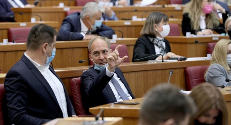 Oporba je protiv zamrzavanja cijene goriva. Bartulica: Zašto druge zemlje to ne rade?
