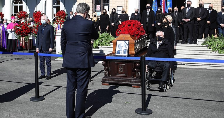 Državna počast osobi koju je ista država gonila zbog krupnog kriminala