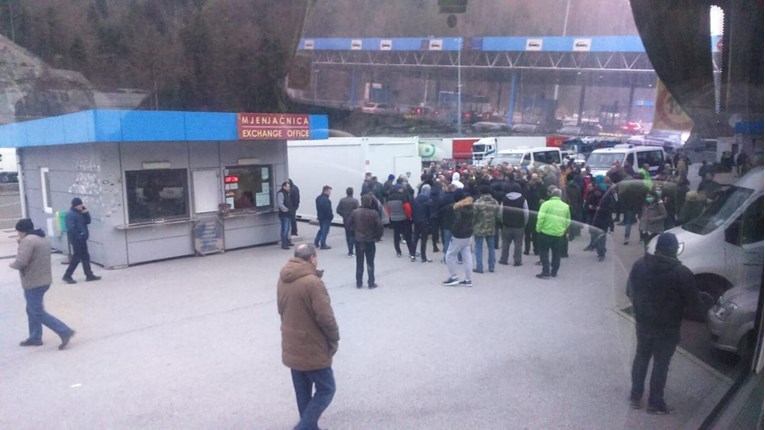 VIDEO Ogromne gužve na granicama, ljudi čekaju 15 sati: Gladni smo i žedni