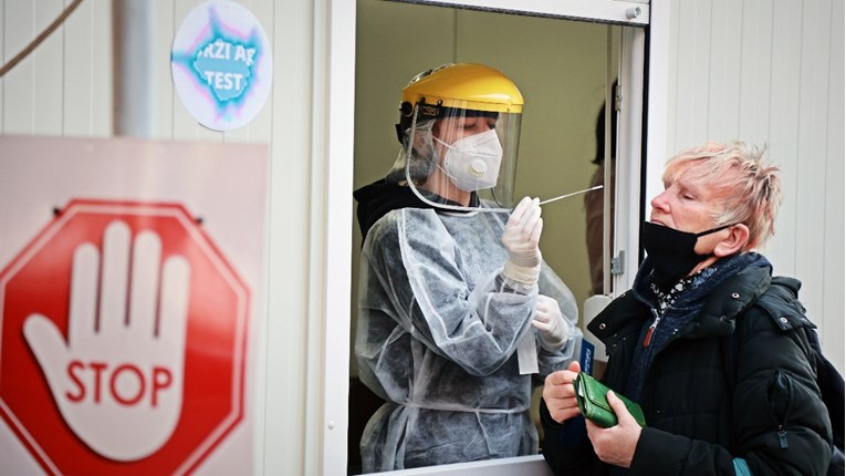 Stožer: 55 umrlih, 7548 novih, 220 na respiratoru