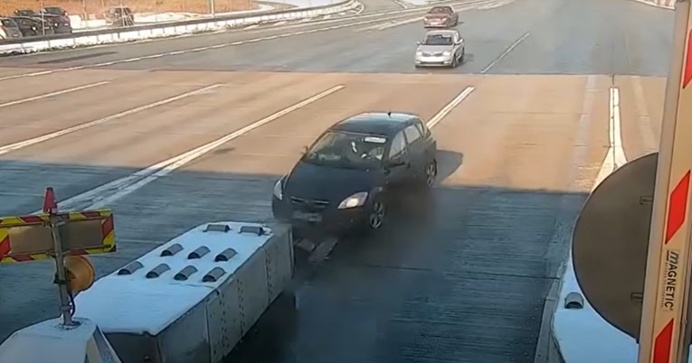 VIDEO U punoj brzini se zabio u naplatne kućice, preživio je