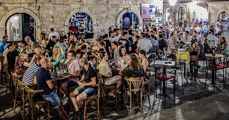 Podaci Porezne uprave otkrivaju da se ovog ljeta obilato troši u restoranima