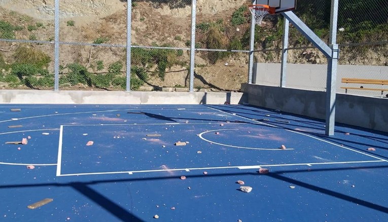 FOTO U Splitu kamenjem i ciglama razbijali novo igralište, Opara objavio slike