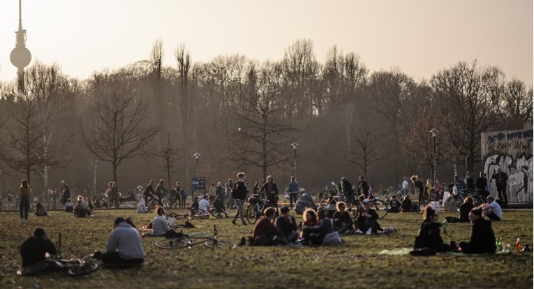 U Hamburgu helikopter tjerao ljude iz parka, u Dusseldorfu kazne za sjedenje na klupi