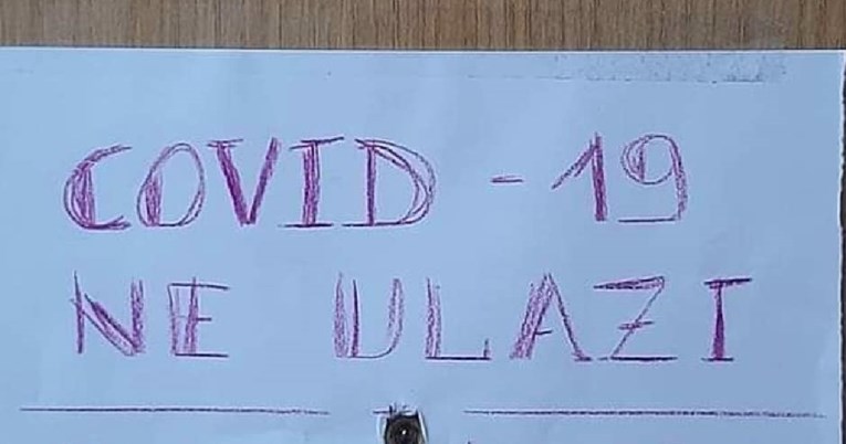 Na vratima u Dalmaciji obavijestili goste da imaju koronu i napisali poruku HRT-u