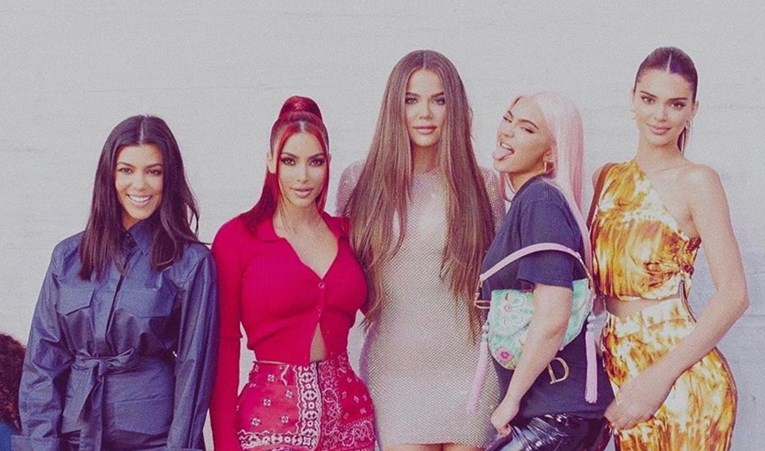Ljudi se sprdaju sa starom fotkom Kardashianki: "Ne prepoznajemo nijednu"