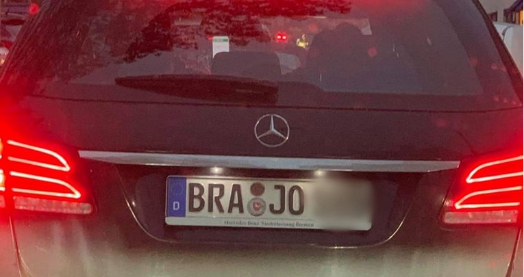 Registracijska oznaka na Mercedesu nasmijala Fejs, ljudi pišu: Može se vratiti u selo