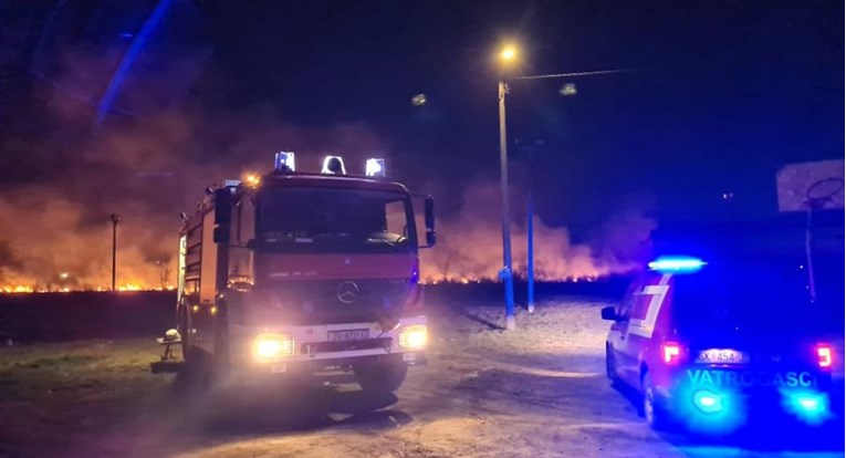 Požar kod Petrinje, gori nisko raslinje