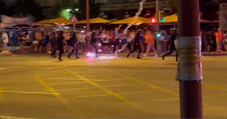 VIDEO Navijači Eintrachta potukli se s policijom, čuli su se pucnjevi