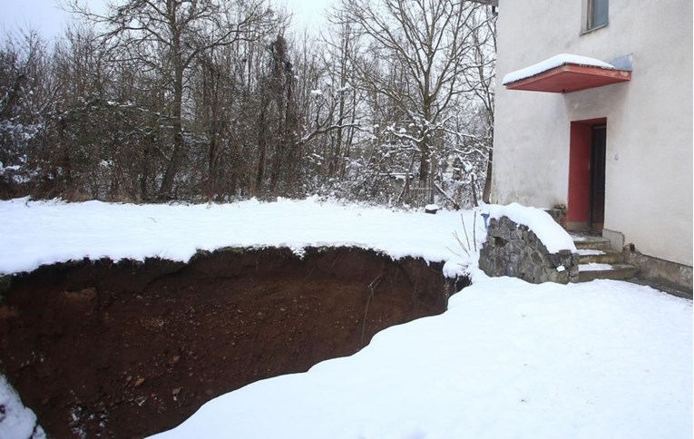 Kod Petrinje nastalo desetak novih rupa. Geolog: S vremenom bi se svejedno pojavile