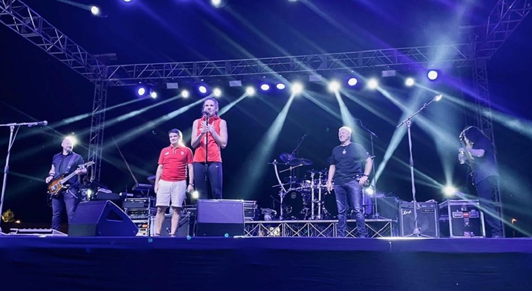 Matea Jelić predstavljena kao počasna gošća na Thompsonovom koncertu u Hercegovini