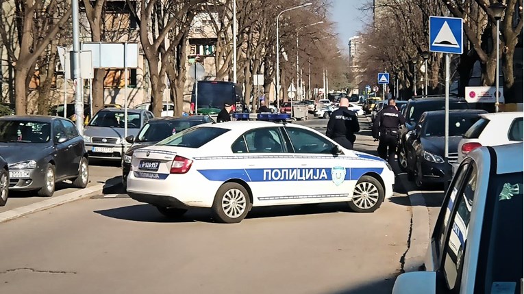 40 ljudi nasilno upalo u zgradu RTS-a u Srbiji, policija ih uhitila