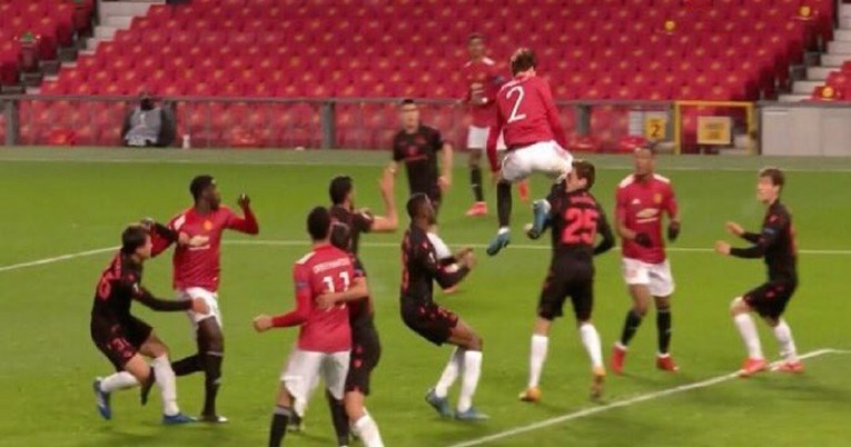 Pogledajte horor-prekršaj stopera Uniteda koji fanovi uspoređuju s UFC-nokautom