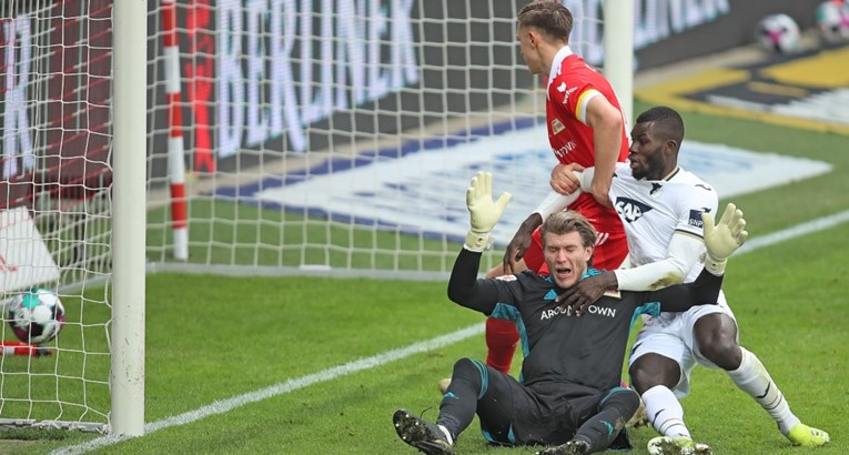 Kramarić je centrirao, a najpoznatiji kikser primio još jedan nesretni gol