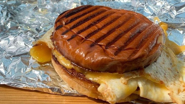 Influencer žicao besplatnu hranu za svoju ekipu, restoran ga odlučio naučiti pameti