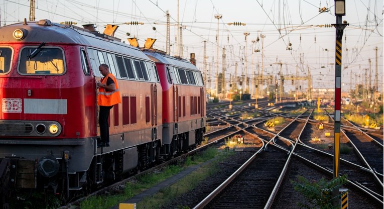 Slikar zaspao u vlaku, ukrali mu sliku vrijednu 25 tisuća eura