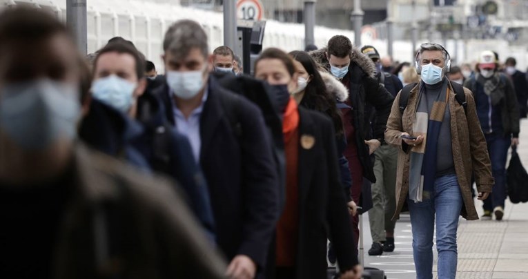 Ima li smisla i dalje nositi maske na otvorenom?