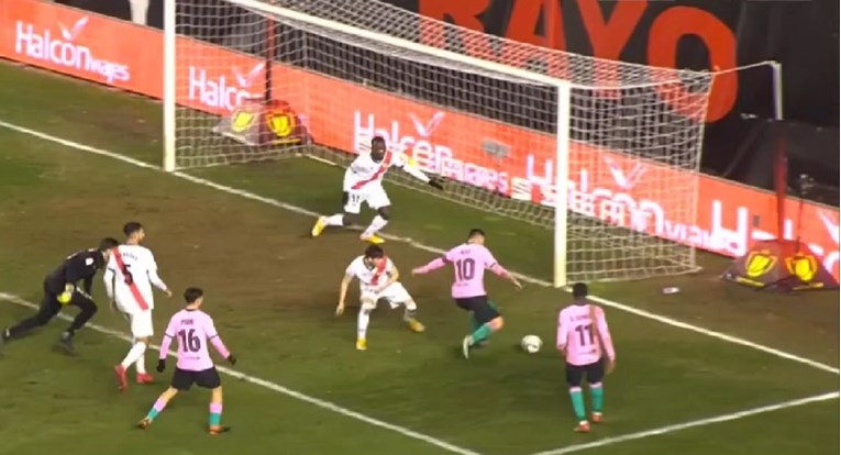 Messi je prešao golmana i došao pred prazan gol. Promašio je