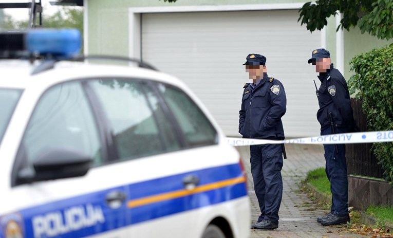 Muž je nije htio pustiti u kuću. Zvala je policajce, uhitili su nju