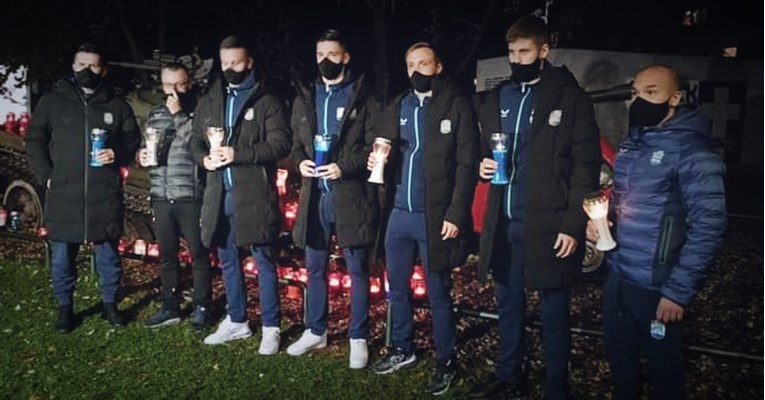 Nenad Bjelica i prvotimci Osijeka zapalili svijeće u čast Vukovaru