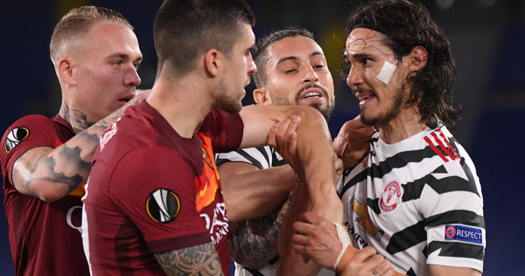 VIDEO Romini igrači naguravali Unitedova klinca, a onda je Cavani poludio
