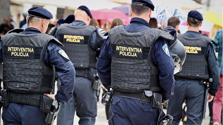 U Splitu pijan divljao po kafiću pa pucao iz pištolja, uhvatila ga interventna