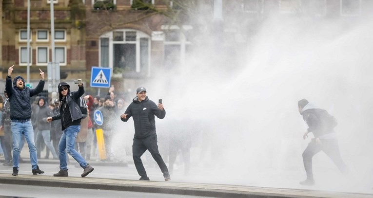Prosvjedi protiv policijskog sata u Nizozemskoj: Tukli se s policijom, bilo i pljački