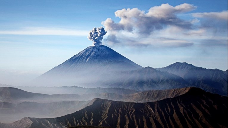 U erupciji vulkana u Indoneziji poginulo 15 ljudi, traga se za nestalima