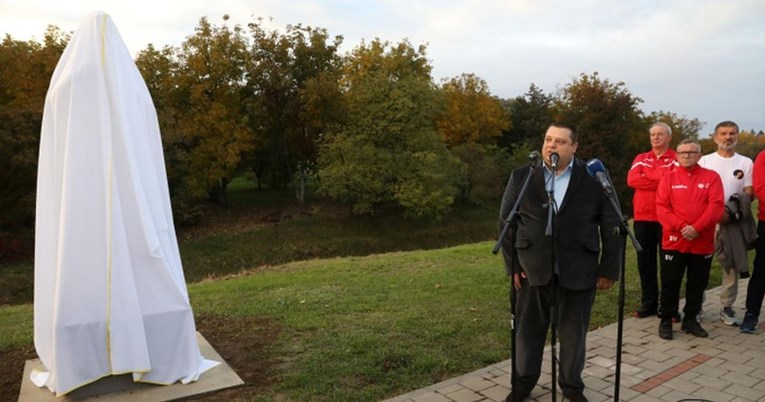 Ljudi se šale s kipom Proeskog u Novoj Gradiški: "Ako je ovo Toše, ja sam Plenković"