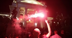 Večer kaosa u Beogradu, letjele baklje, kamenje i suzavci, muškarac uboden nožem