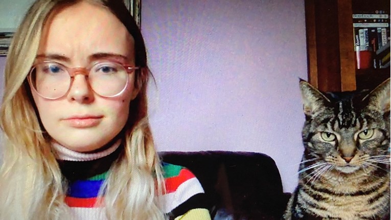 Pokazala što njena mačka radi tijekom Zoom poziva, fotka postala hit: "Opsjednuta je"