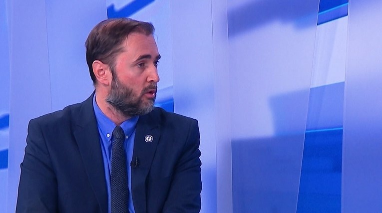 Šef liječničke komore: Covid-potvrde treba uvesti i u privatne djelatnosti, kafiće...