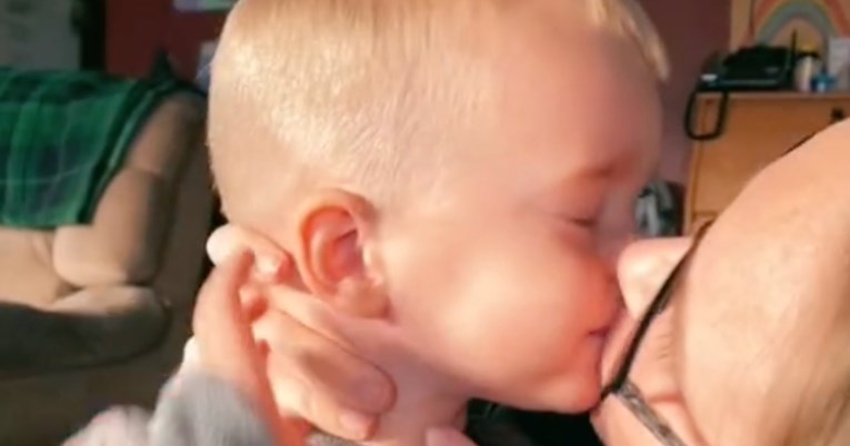 Mama pokazala kako sinu čisti začepljen nos, ljudi pišu: Povratit ću
