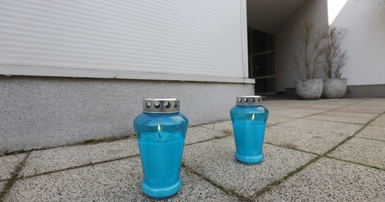 Plavi lampioni gore ispred Cicine kuće. Mnogi navijači Dinama su u suzama