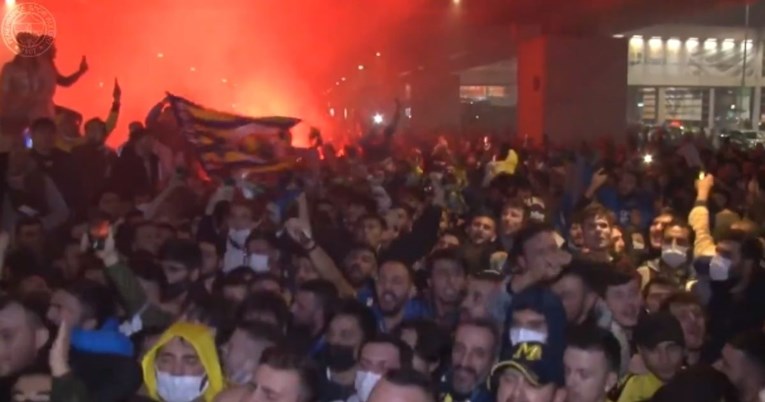Skandal u Turskoj. Fenerove igrače dočekale tisuće navijača, Özil u glavnoj ulozi