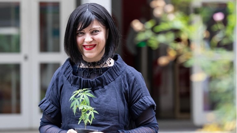 Kako nas je Mirela Holy obranila od zlih došljaka koji žele naša cjepiva