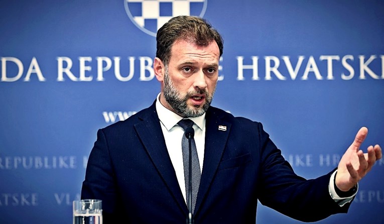 Banožić odgovorio na optužbe da vojnicima koji prate Milanovića ne daje dnevnice
