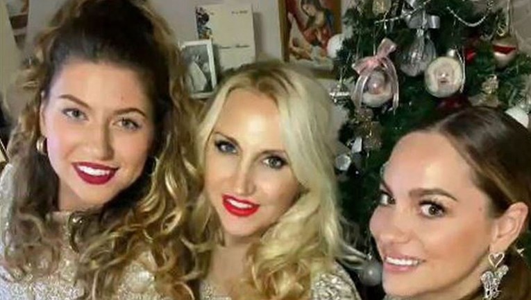 Nakon što se fotkala sa sestrom, Simona Mijoković pokazala i majku