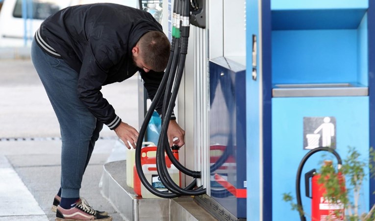 Hrvati se sprdaju s cijenama goriva: "Prodajem auto, povoljno"