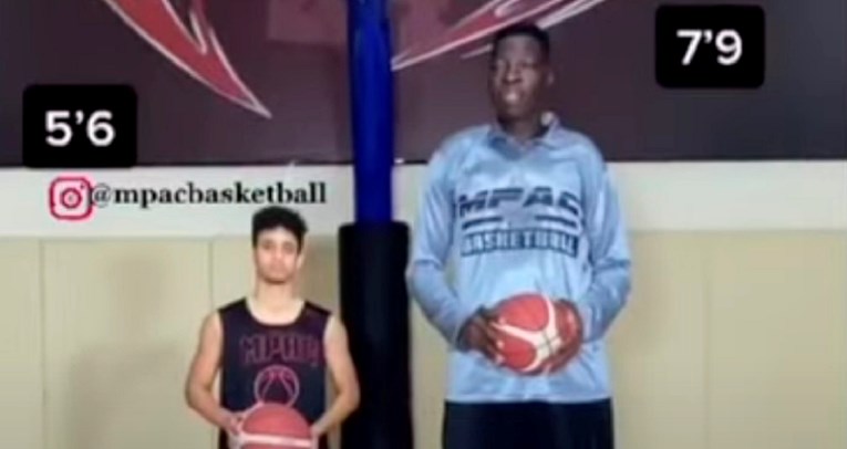 Pogledajte kako nigerijski div visok 236 cm zakucava bez odraza