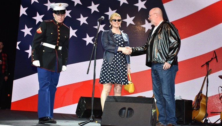 Kolinda zvijezda američkog tuluma: Feštala u kožnjaku i točkastoj haljinici