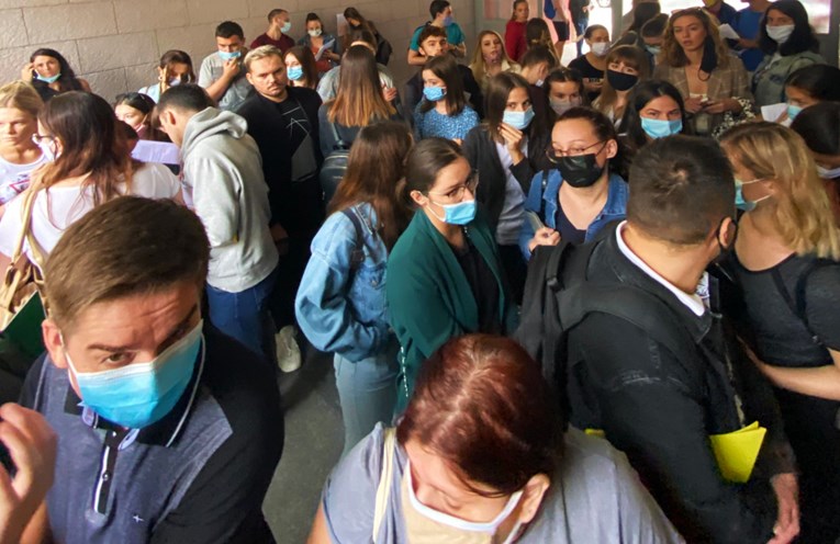 FOTO Ovako izgledaju upisi na FPZG-u, gužva je ogromna, nemaju svi maske