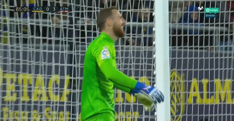 Pogledajte jedan od najbizarnijih golova sezone. Jan Oblak se u nevjerici smijao