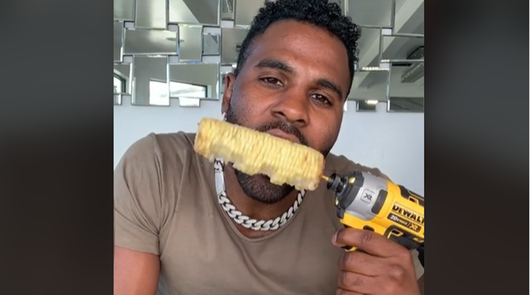 Jason Derulo kukuruz jeo s uključene bušilice, bolno je gledati kako je završilo