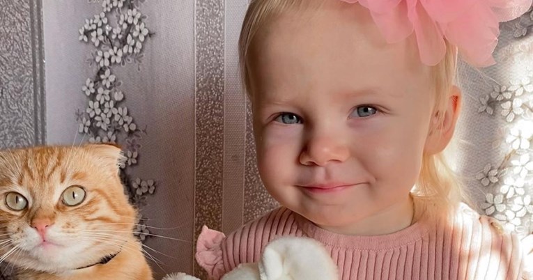 Mačka svoju malu prijateljicu budi na najslađi način