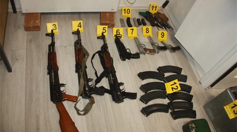 Kod čovjeka (70) u Trilju policija našla hrpu oružja, pogledajte fotografije